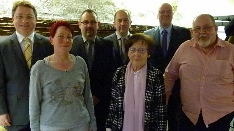 Der neue Vorstand der Christlich Sozialen Arbeitnehmer mit Ehrengästen (von links): Matthias Ultsch, Miriam Greiner, Stefan Hengel, Günter Benning, Edith Heger, Matthias Unger, Uli von Minding Foto: Lothar Weidner