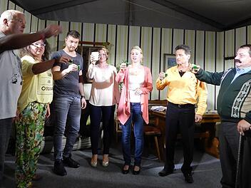 Ein Prost aller auf die echte Schwangerschaft im richtigen Bauch und das Happy-End. Foto: Horst Wunner