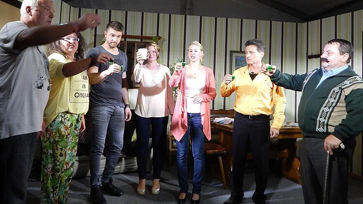 Ein Prost aller auf die echte Schwangerschaft im richtigen Bauch und das Happy-End. Foto: Horst Wunner