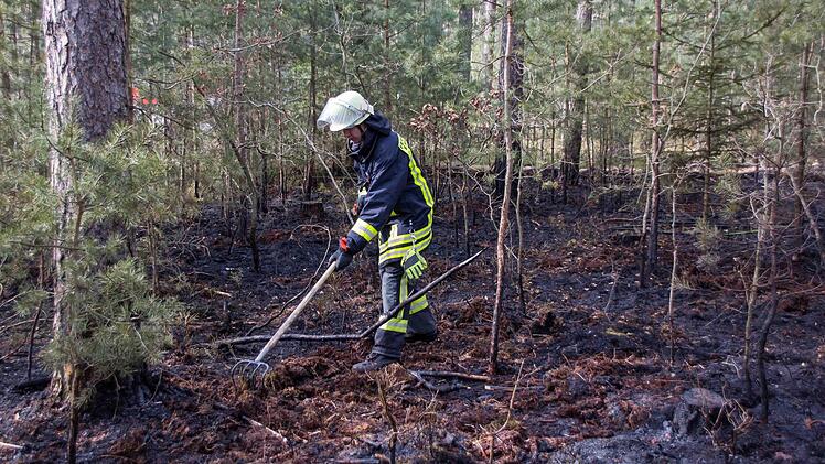 Nach den Löscharbeiten suchten die Feuerwehrleute noch nach versteckten Glutnestern. Fotos: News5/Bauer