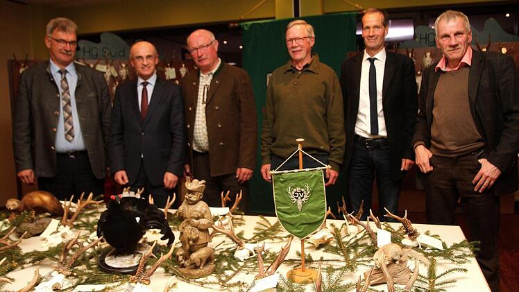 Bei der Hegeschau vor Trophäen (von links) 1. Bürgermeister Helmut Dietz, Landrat Wilhelm Schneider, Kreisvorsitzender Helmut Sieghörtner, Dr. Michael Groß, Imker-Kreisvorsitzender Jürgen Schubert und Jagdberater Forstdirektor Hans Stark. Fotos: Günther Geiling