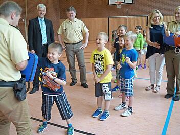 Sie waren voll bei der Sache: Die Erst- und Zweitklässler mit dem Jugendkontaktbeauftragten Roland Fehn. Mit im Bild Bürgermeister Timo Ehrhardt und der Leiter der Polizeiinspektion Markus Löffler  Foto: Veronika Schadeck