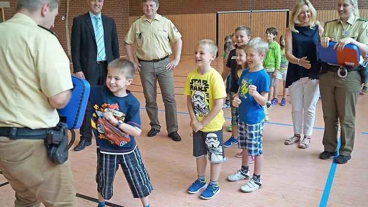 Sie waren voll bei der Sache: Die Erst- und Zweitklässler mit dem Jugendkontaktbeauftragten Roland Fehn. Mit im Bild Bürgermeister Timo Ehrhardt und der Leiter der Polizeiinspektion Markus Löffler  Foto: Veronika Schadeck