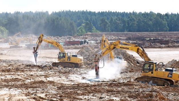 Gewaltige Erdbewegungen finden seit Monaten auf der Baustelle bei Feulersdorf statt.