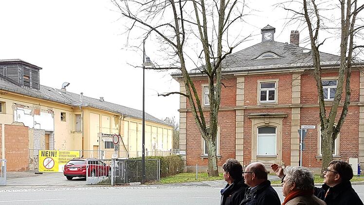 Die ehemalige Kühlhalle des Schlachthofs (links) und die Direktoren-Villa wären perfekt für den Platzbedarf der Hochschule Coburg, finden die CSB-Stadträte Hans Weberpals, Hans-Heinrich Ulmann, Gerhard Amend und Christian Müller (von links).Ulrike Nauer