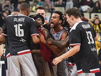 Louis Olinde, Elias Harris, Cliff Alexander und Patrick Heckmann (von links) feiern Tyrese Rice, der zur Stelle war, als es darauf ankam. Mit den zwei letzten Punkten der Partie bescherte der Aufbauspieler den Bambergern den Sprung ins Final Four. Foto: Angelos Tzortzinis/dpa