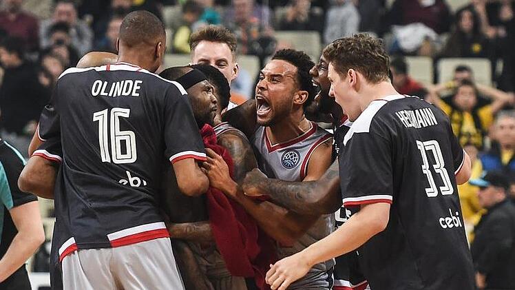 Louis Olinde, Elias Harris, Cliff Alexander und Patrick Heckmann (von links) feiern Tyrese Rice, der zur Stelle war, als es darauf ankam. Mit den zwei letzten Punkten der Partie bescherte der Aufbauspieler den Bambergern den Sprung ins Final Four. Foto: Angelos Tzortzinis/dpa