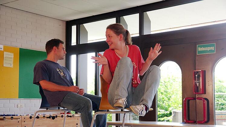 Christine Elsa Wagner und Julian Kühndel als Mobbingtäterin Tine  und Mobbingopfer Marco  Foto: Heike Schülein