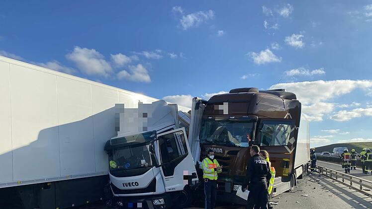 Verkehrsunfall mit mehreren Fahrzeugen auf der A3: Sieben Personen verletzt