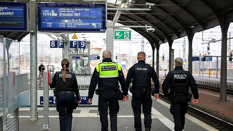 Quattro-Streifen am Hauptbahnhof Halle