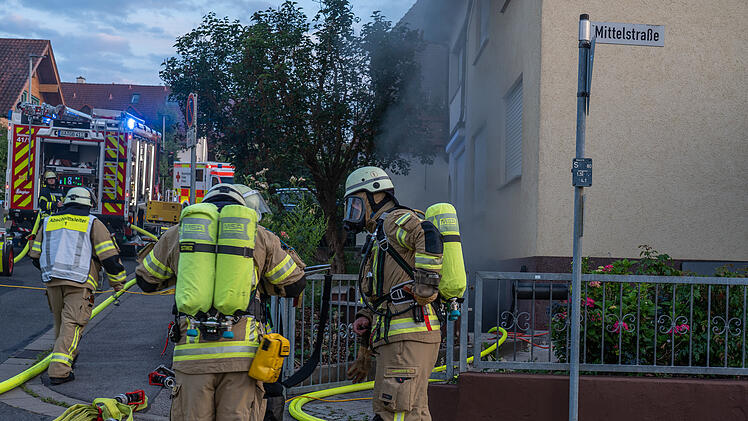 Massiver Kellerbrand fordert 120 Einsatzkr&auml;fte