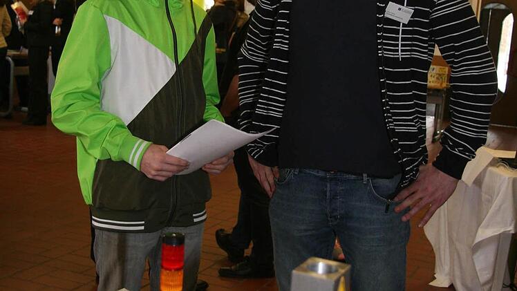 Dennis Van Bürck (15) ist in der achten Klasse der Siegmund-Loewe-Schule in Kronach. Er möchte einen technischen Beruf ergreifen und informiert sich bei Julian Fiedler (rechts).