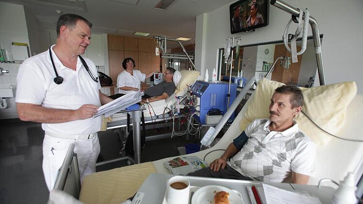 Der Forchheimer Arzt Dr. Gunther Heß (l.) kümmert sich um den Dialyse-Patienten Erwin Metzner. Fotos: Barbara Herbst