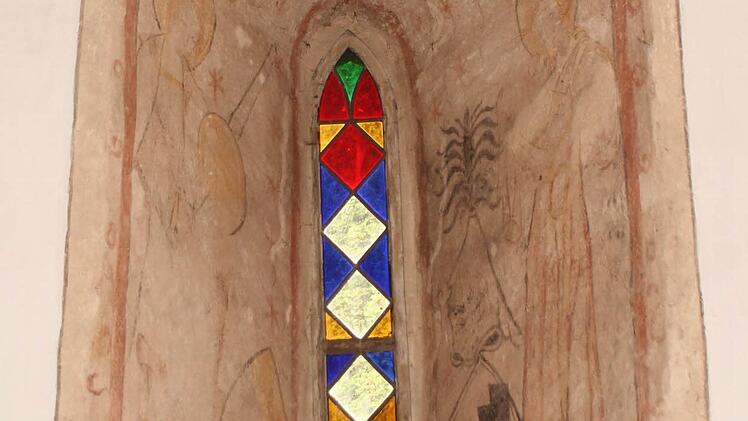 Blick in die gotische Sakramentsnische und die Fresken im ehemaligen Chorturm der alten Pfarrkirche aus dem 14. Jahrhundert.