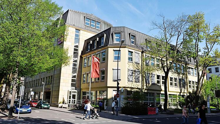 Der alte Anbau war durch einen Grünstreifen vom Gehsteig getrennt.