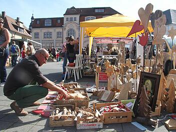 Stöbern, feilschen, ergattern: Der Flohmarkt in der Innenstadt lockte viele nach draußen - das herrliche Wetter tat ein übriges. Fotos: Sonja Adam