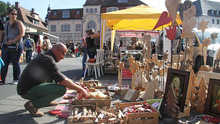 Stöbern, feilschen, ergattern: Der Flohmarkt in der Innenstadt lockte viele nach draußen - das herrliche Wetter tat ein übriges. Fotos: Sonja Adam