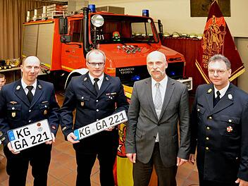 Statt Schlüsselübergabe gab es die Kfz-Kennzeichen für das "selbst gekaufte" Fahrzeug. 2. Kommandant Georg Schmitt (links) und Kommandant Ralf Schubert präsentieren stolz die Kennzeichen. Fotos: Peter Rauch