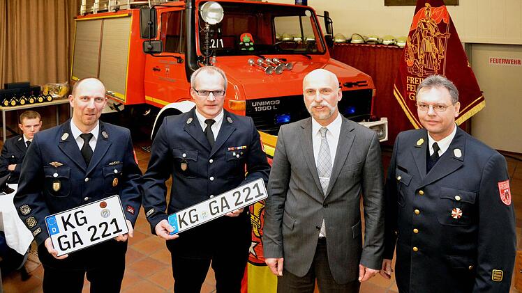 Statt Schlüsselübergabe gab es die Kfz-Kennzeichen für das "selbst gekaufte" Fahrzeug. 2. Kommandant Georg Schmitt (links) und Kommandant Ralf Schubert präsentieren stolz die Kennzeichen. Fotos: Peter Rauch