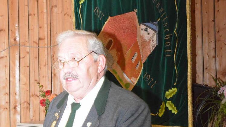 Arnold Deininger, einstiger Schützenmeister und Gründungsmitglied der Schützengesellschaft Junkersdorf, ließ als Chronist die 138 Jahre des Schützenwesens im Dorf Revie passieren. Foto: Schmidt