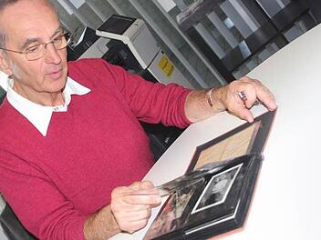 Jörg Bubel blättert im alten Fotoalbum. Foto: Sarah Dann