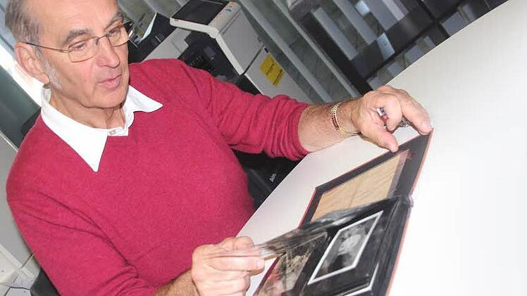 Jörg Bubel blättert im alten Fotoalbum. Foto: Sarah Dann