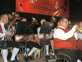 Mit einem ansprechenden Programm überzeugte die Trachtenkapelle des Musikvereins mit ihrem neuen Dirigenten Hans-Jörg Rustler beim Dreikönigskonzert, das erstmals in der sanierten und erweiterten Wilhelm-Hegler-Halle stattfand. Foto: Stefan Geiger