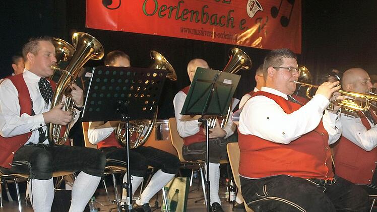 Mit einem ansprechenden Programm überzeugte die Trachtenkapelle des Musikvereins mit ihrem neuen Dirigenten Hans-Jörg Rustler beim Dreikönigskonzert, das erstmals in der sanierten und erweiterten Wilhelm-Hegler-Halle stattfand. Foto: Stefan Geiger