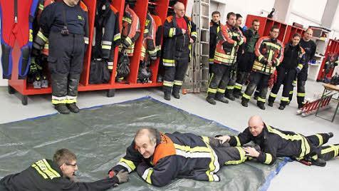Zunächst üben die Feuerwehrleute in der Fahrzeughalle, dann wenden sie das Erlernte auf der Eisdecke des Riedsees an.