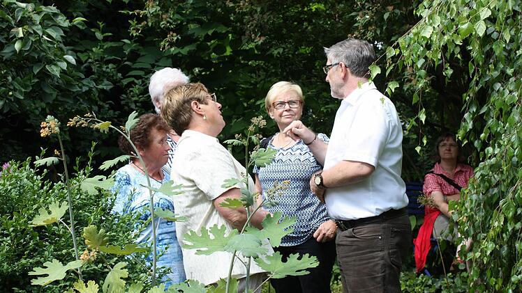 Landrat Michael Busch nutzte die Gelegenheit, um mit anderen Gästen über Gartenbaufragen fachzusimpeln. Foto: Henning Schuster