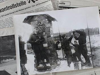 Unser Foto vom Februar 1973 zeigt NVA-Soldaten bei der Arbeit an einem Sichtblendzaun bei Rottenbach.Foto: Tageblatt-Archiv