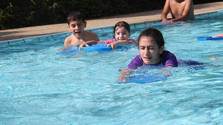 Schwimmkurs für Flüchtlingskinder im Kulmbacher Freibad Foto: Dagmar Besand