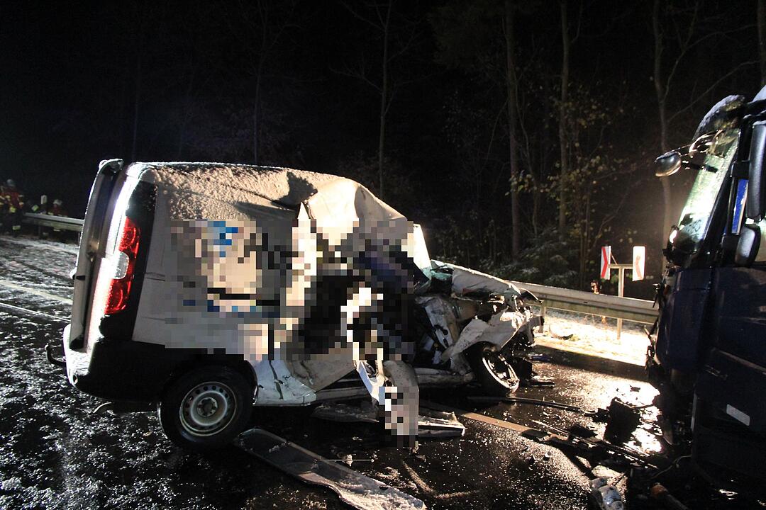 Tödlicher Glätteunfall in Unterfranken – Lkw und Kastenwagen krachen frontal ineinander