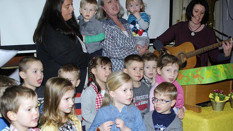Auch die Kinder hatten zum Jubiläum, unterstützt vom Kindergarten-Team, ein Lied für die zahlreichen Gäste in petto. Foto: Winfried Ehling