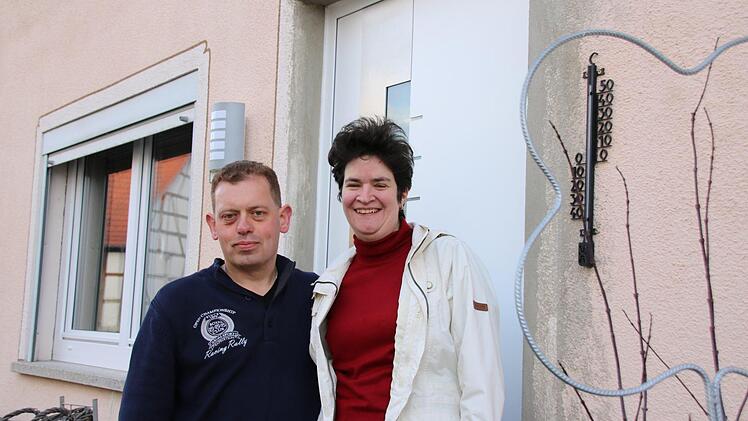 "Wir haben in den vergangenen Jahren viel Geld rein gesteckt", sagt Tobias Lutz (38) über das Haus an der Einmündung der Pfarrgasse. Vor vier Jahren übernahmen sie das Elternhaus seiner Frau Katja (39). "Jetzt steht noch das Verputzen aus", sagt sie mit Blick auf die Fassade. Allerdings wollen sie nun erst einmal abwarten, wie es mit den Straßen weitergeht: "Wir schauen erst mal."