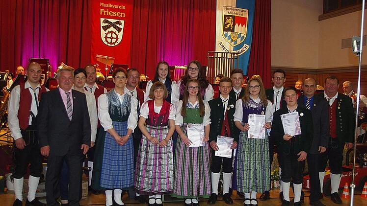 Der Musikverein Friesen sowie der NBMB-Kreisverband Kronach freuten sich über die Ehrungen langjähriger Aktiver sowie neu hinzukommender Youngsters. Foto: Heike Schülein