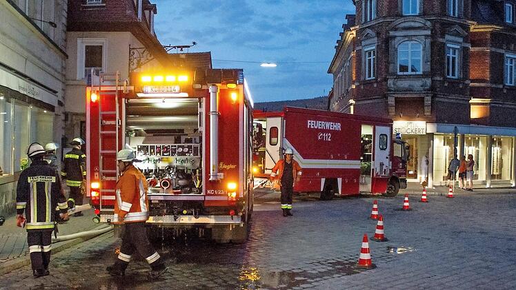 Für Autos gab es angesichts der vielen Einsatzfahrzeuge der Feuerwehr kein Durchkommen in die Friesener Straße.