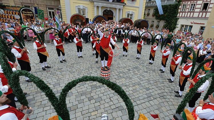 Der Auftritt des Büttnerfachvereins hat Tradition.