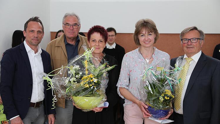 Bürgermeister Reinhard Seeber (r.) überreichte mit seinen Stellvertretern Peter Andexinger und Thorsten Glauber (l.) ein Dankeschön an Kindergartenleiterin Claudia Weigand und Krippenleiterin Kerstin Zocher.  Foto: Franz Galster