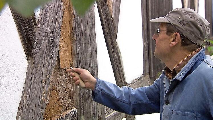 Fritz Müller renovierte seine Fuchsenmühle zum großen Teil selbst. Dabei wandte er alte Handwerkstechniken an. Das Bayerische Fernsehen bringt einen Beitrag über die gelungene Restaurierung. Foto: BR