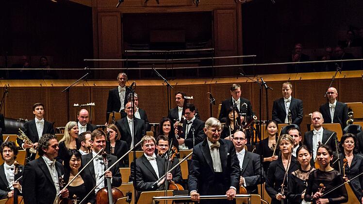 Umjubelter Ehrendirigent: Herbert BlomstedtFoto: Jochen Berger