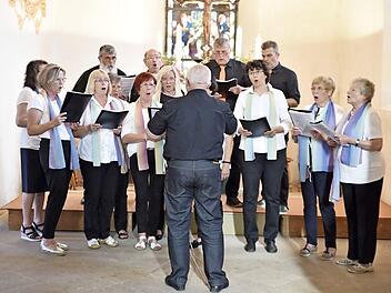 Der Gesangverein Unfinden (Leitung Roland Kraft) eröffnete sein festliches Konzert mit "Ich bete an die Macht der Liebe".  Fotos: Gerold Snater