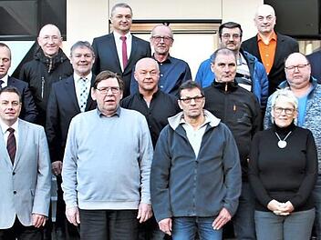 Die Jubilare, die für 40 Jahre Betriebstreue zur Wiegand-Glas-Unternehmensgruppe geehrt wurden. Mit auf dem Bild sind die Geschäftsführer Oliver Wiegand (unten, links) und Nikolaus Wiegand (dritte Reihe rechts), der Steinbacher Bürgermeister Thomas Löffler und der stellvertretende Landrat Gerhard Wunder (zweite Reihe 1. und 2. von links) sowie Personalleiter Ingbert Löffler (hintere Reihe, links). Foto: Veronika Schadeck