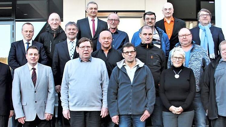 Die Jubilare, die für 40 Jahre Betriebstreue zur Wiegand-Glas-Unternehmensgruppe geehrt wurden. Mit auf dem Bild sind die Geschäftsführer Oliver Wiegand (unten, links) und Nikolaus Wiegand (dritte Reihe rechts), der Steinbacher Bürgermeister Thomas Löffler und der stellvertretende Landrat Gerhard Wunder (zweite Reihe 1. und 2. von links) sowie Personalleiter Ingbert Löffler (hintere Reihe, links). Foto: Veronika Schadeck