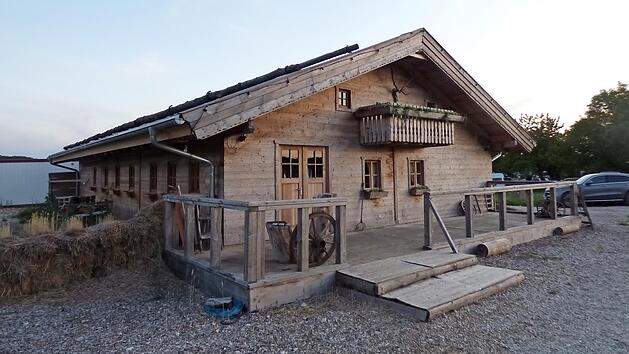 Die Veranstaltungshalle des Heimatdorfs Fr&auml;nkische Schweiz f&uuml;r 180 Personen steht schon l&auml;nger und wird auch schon f&uuml;r Feiern genutzt. Nun soll die h&ouml;chstzul&auml;ssige Personenzahl auf 90 reduziert werden. Dies wurde jedoch vertagt.