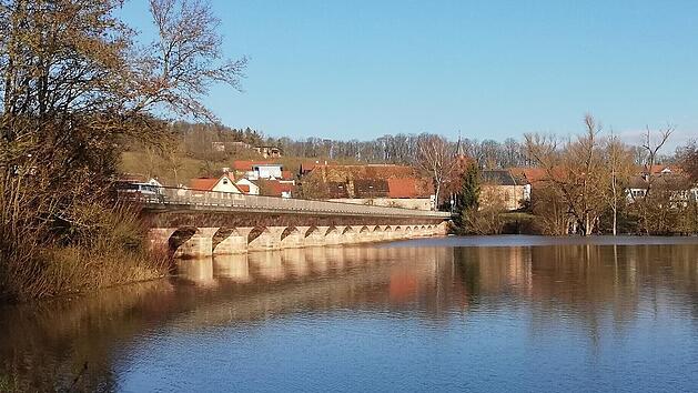 Die Saale-Br&uuml;cke in Kleinbrach bei Hochwasser 2021. Die Br&uuml;cken der Staatsstra&szlig;e m&uuml;ssen saniert werden.
