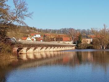 Die Saale-Brücke in Kleinbrach bei Hochwasser 2021. Die Brücken der Staatsstraße müssen saniert werden.