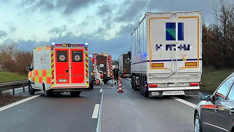 A73 bei Hirschaid: Auffahrunfall mit drei Fahrzeugen - Zwei Personen im Rettungswagen