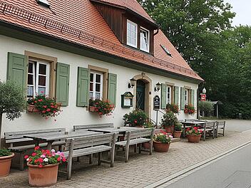 Außenansicht einer traditionellen fränkischen Gastwirtschaft auf dem Land.