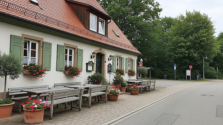 Außenansicht einer traditionellen fränkischen Gastwirtschaft auf dem Land.